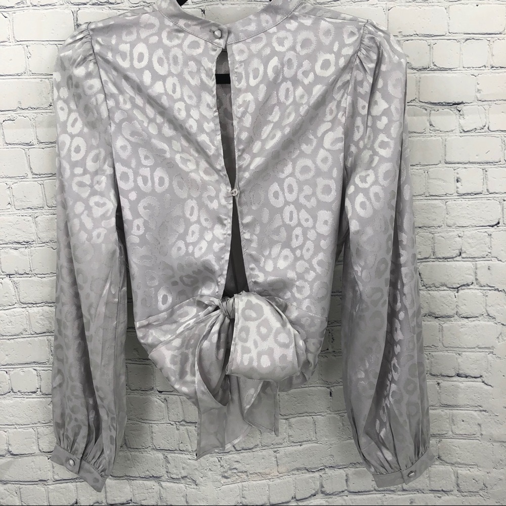 Beautiful silver print back tie blouse top - Picture 9 of 9